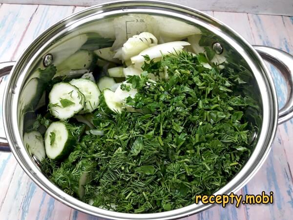 приготовление салата нежинского из огурцов - фото шаг 5