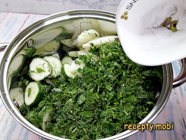 приготовление салата нежинского из огурцов - фото шаг 6