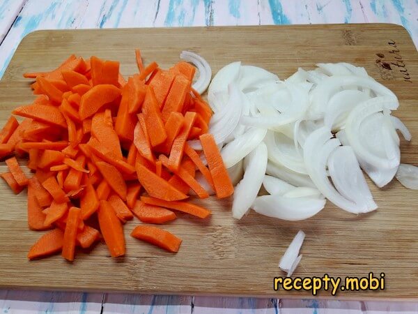 нарезанный лук и морковь - фото шаг 2