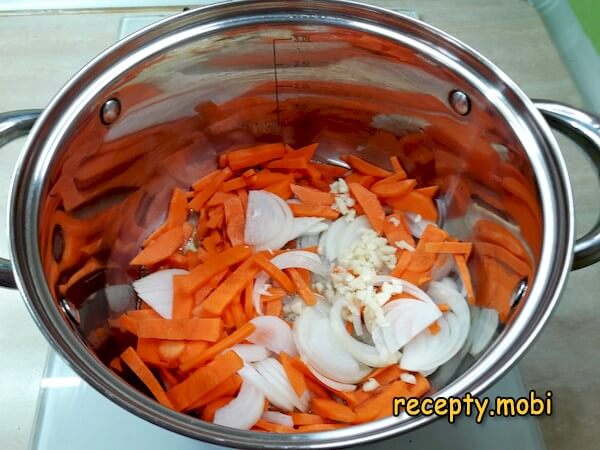 пассерованный лук, морковь и чеснок - фото шаг 4