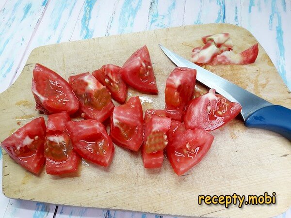 нарезанный томат - фото шаг 2