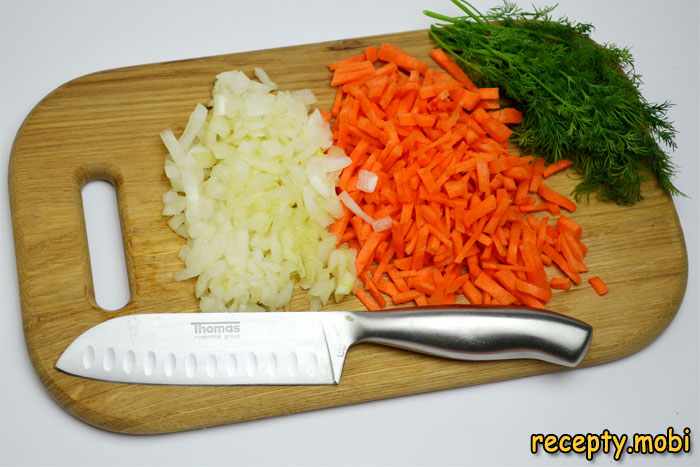 нарезанный лук и морковь