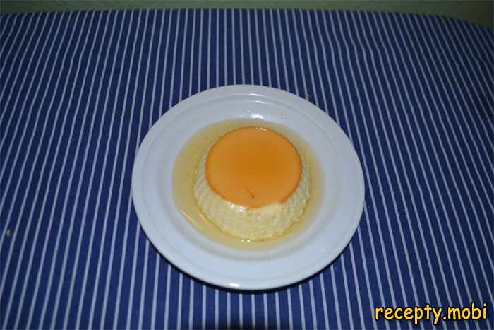 Французский десерт крем-карамель со вкусом апельсина
