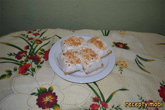 Lemon cakes with protein cream