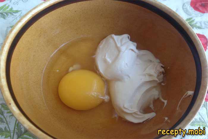 Взбиваем яйцо и сливки