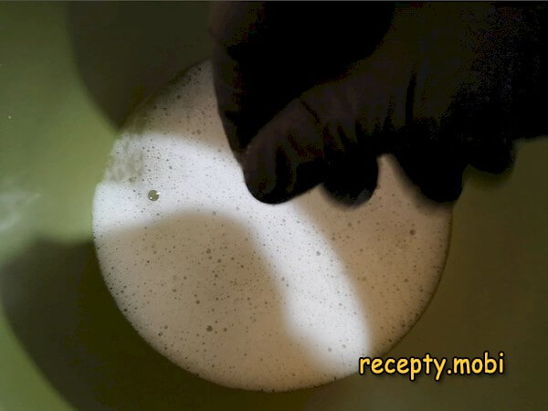 приготовление белковой глазури для кулича - фото шаг 5