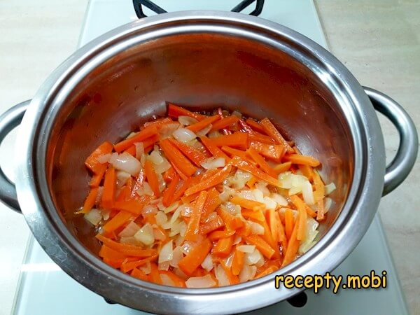 лук морковь и чеснок жареный в кастрюле - фото шаг 8