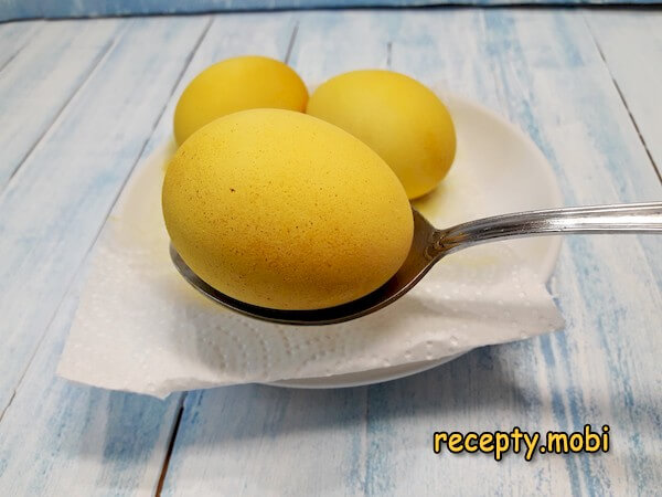 яйца покрашенные куркумой в желтый цвет - фото шаг 6