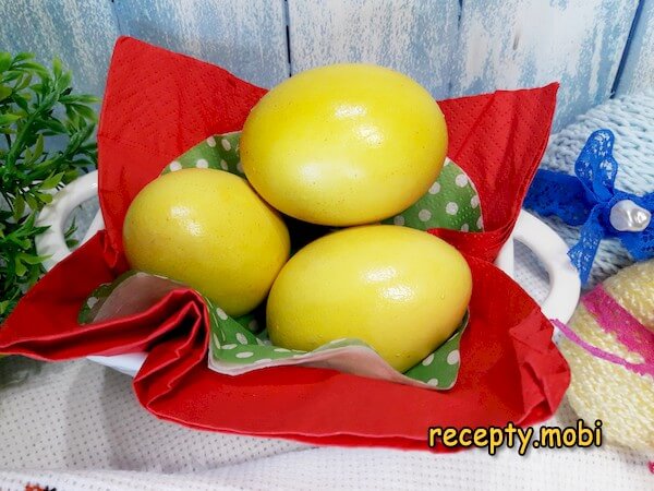 яйца покрашенные куркумой в желтый цвет