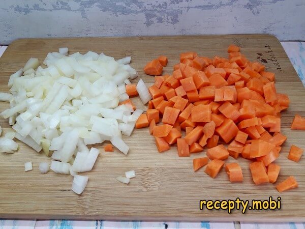 нарезанный лук и морковь - фото шаг 7