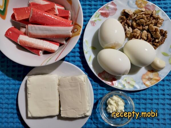 ингредиенты для приготовления рулетиков из крабовых палочек с яйцом - фото шаг 1