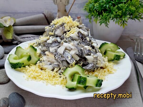 Salad of seaweed with eggs