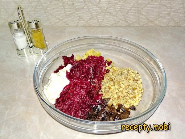 приготовление салата из свеклы с чесноком и грецким орехом - фото шаг 9