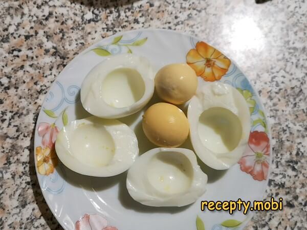 белки вареных яиц отделены от желтков - фото шаг 3