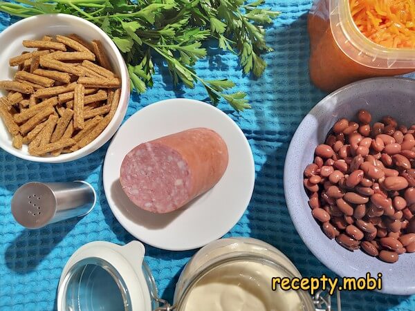 ингредиенты для салата с фасолью, сухариками и колбасой - фото шаг 1