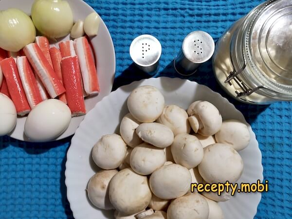 Рецепт: Салат с жареными крабовыми палочками и грибами - с кукурузой