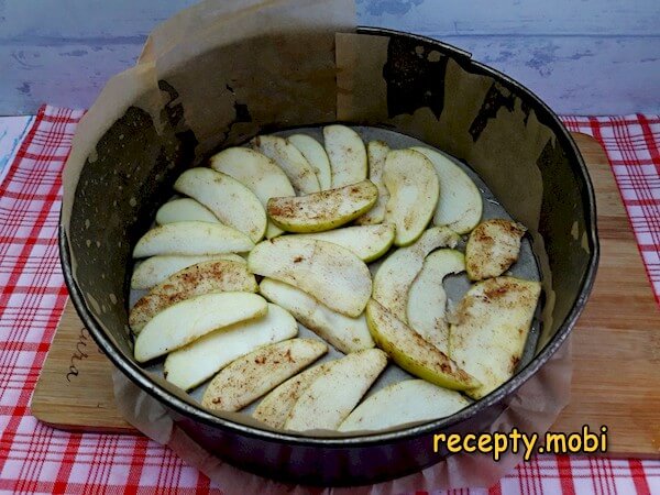 приготовление шарлотки с яблоками без разрыхлителя и соды - фото шаг 12