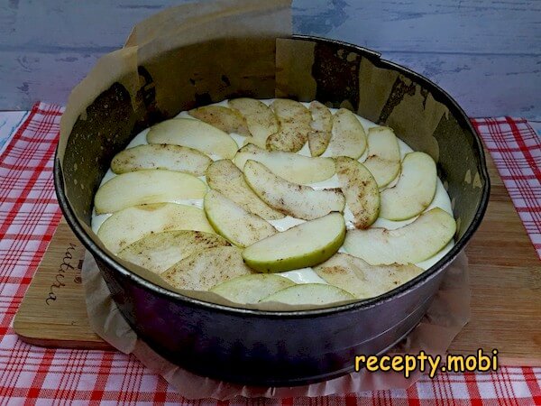 приготовление шарлотки с яблоками без разрыхлителя и соды - фото шаг 14