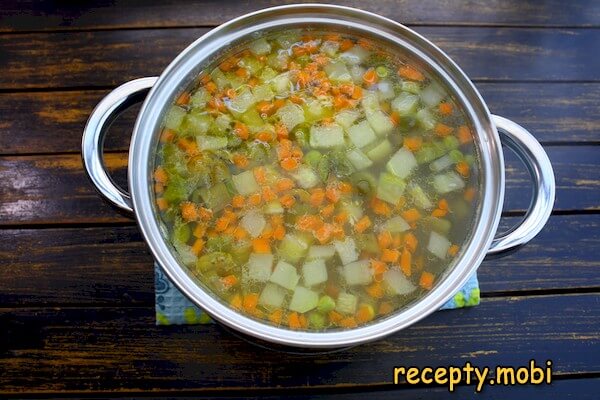 приготовление овощного супа с курицей - фото шаг 12