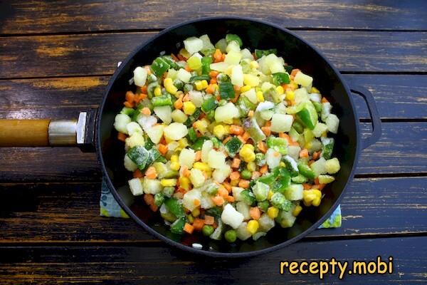 замороженные овощи на сковороде - фото шаг 8
