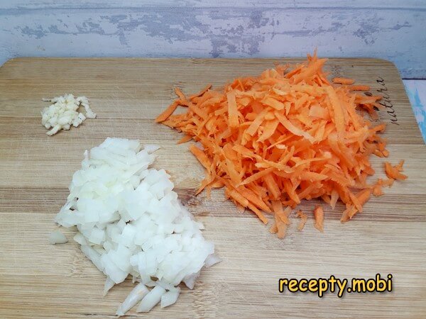 тертая морковь, нарезанный лук и чеснок - фото шаг 10