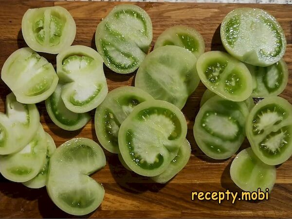 зеленые помидоры нарезанные пластинами - фото шаг 2