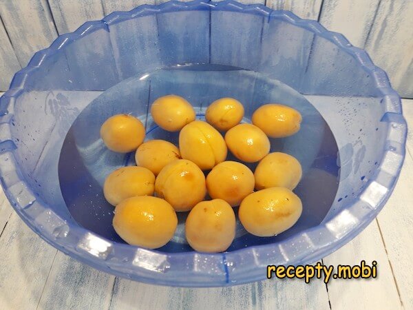 абрикосы в воде - фото шаг 2