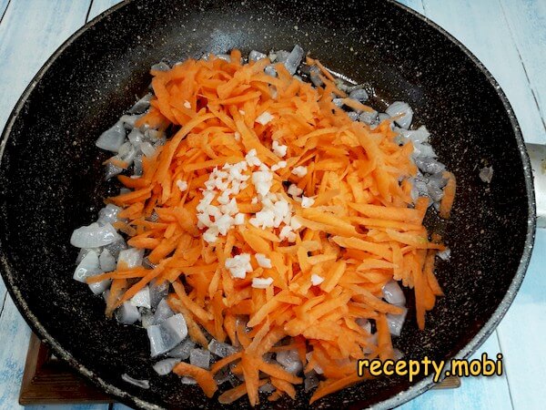 морковь, лук и чеснок на сковороде - фото шаг 8