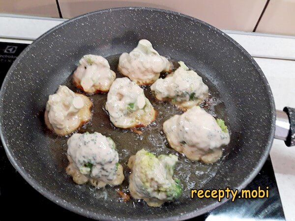 приготовление брокколи в кляре на сковороде - фото шаг 13