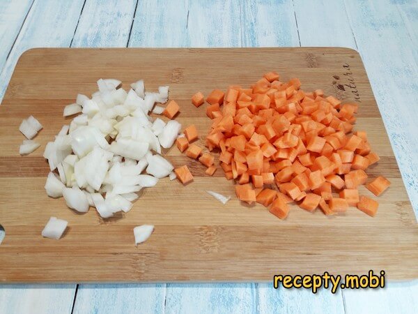 нарезанная морковь и лук - фото шаг 5