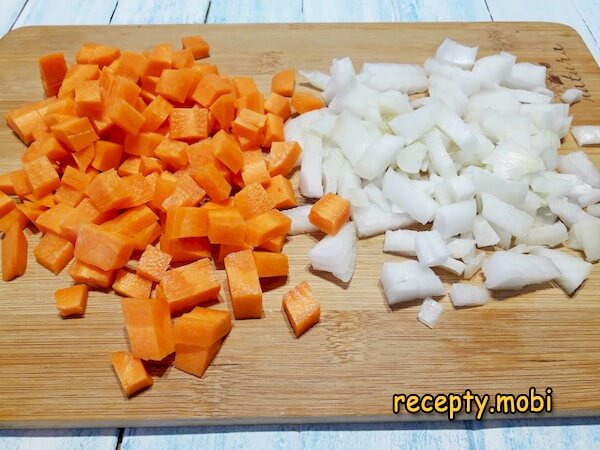 нарезанный лук и морковь - фото шаг 5