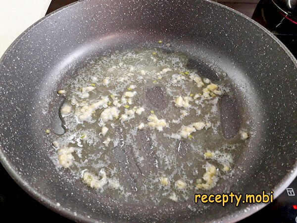 чеснок в масле на сковороде - фото шаг 7