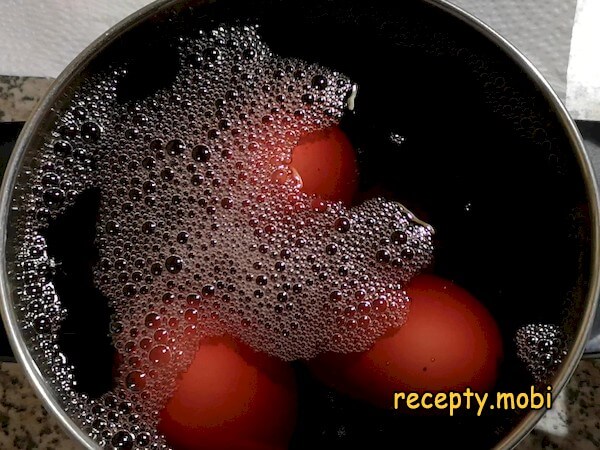 окрашивание яиц красным вином - фото шаг 3