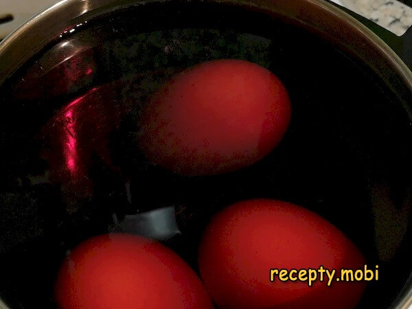 окрашивание яиц красным вином - фото шаг 4