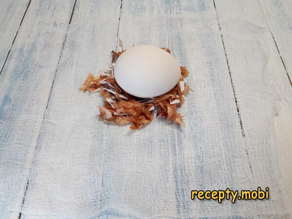 покраска яиц луковой шелухой - фото шаг 6