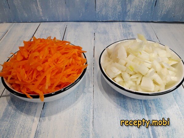 нарезанный лук и тертая морковь - фото шаг 6