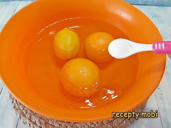 апельсины и лимон в воде - фото шаг 2