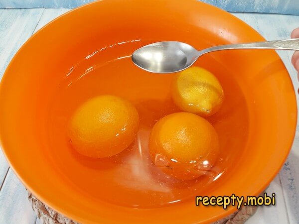 апельсины и лимон в воде - фото шаг 3