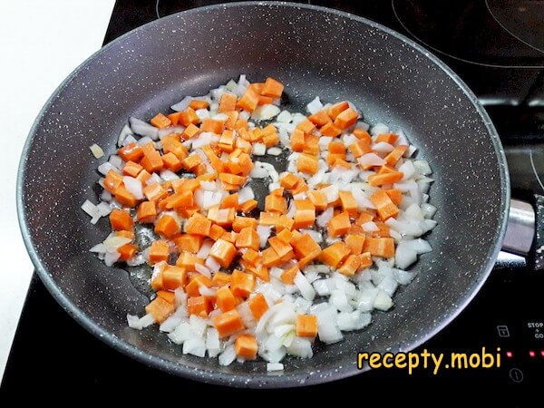 лук и морковь на сковороде - фото шаг 8