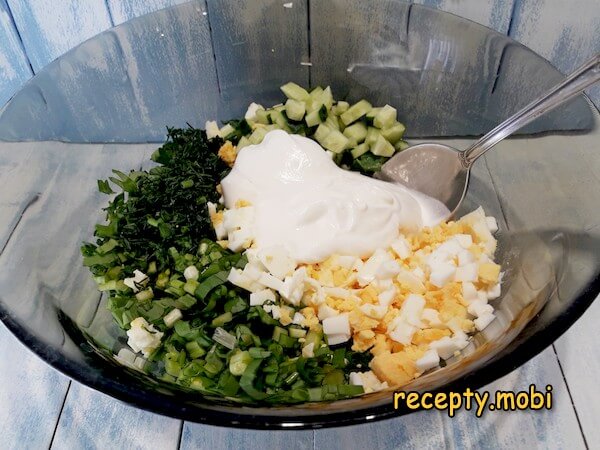 приготовление салата из черемши с яйцом и огурцом - фото шаг 9
