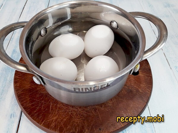 яйца в воде в кастрюле - фото шаг 2