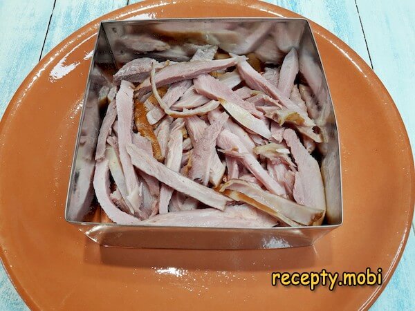 приготовление салата с копченой курицей и корейской морковью - фото шаг 7