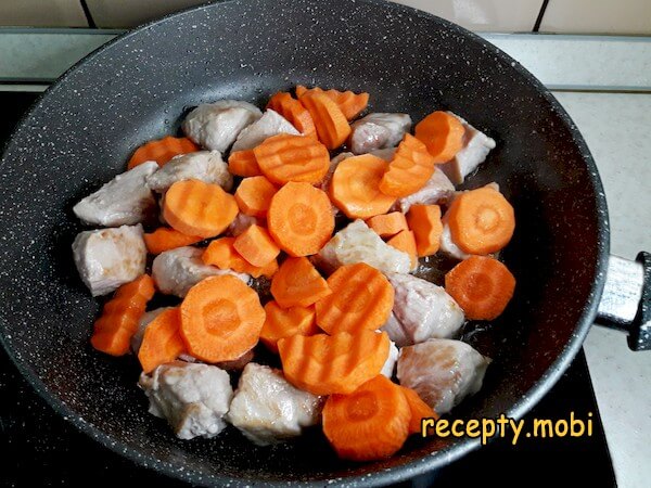 свинина и морковь на сковороде - фото шаг 22