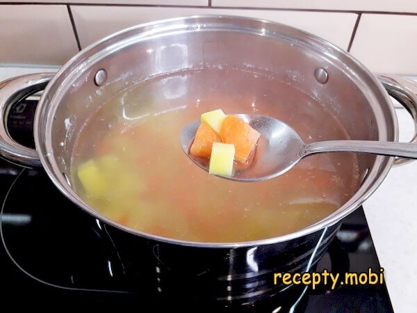 приготовление сырного супа с курицей и грибами - фото шаг 12