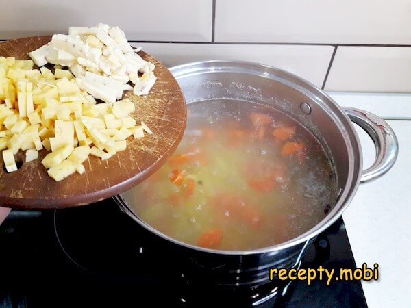 приготовление сырного супа с курицей и грибами - фото шаг 15