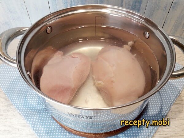 куриное филе в кастрюле с водой - фото шаг 2