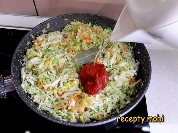 приготовление тушеной капусты на сковороде - фото шаг 13