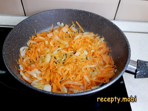 лук с морковью на сковороде - фото шаг 8