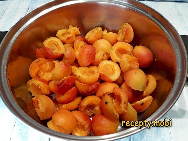 абрикосы половинками в кастрюле - фото шаг 3