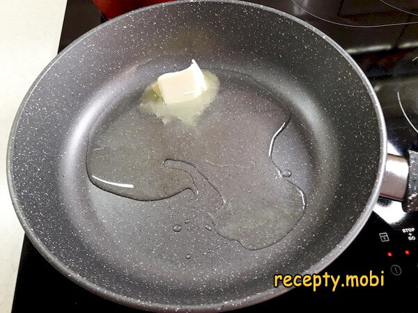 сливочное и растительное масло на сковороде - фото шаг 2